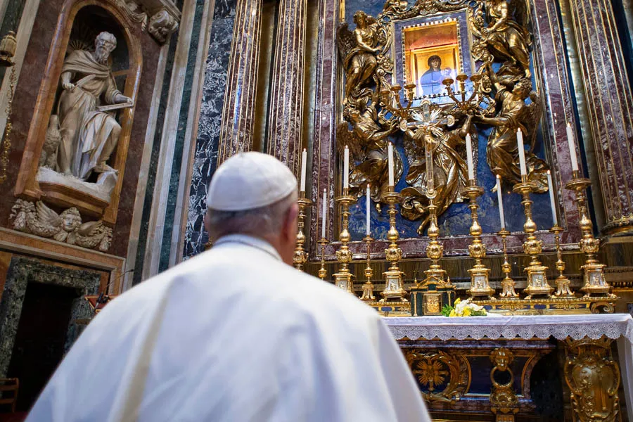 Pope Francis praying